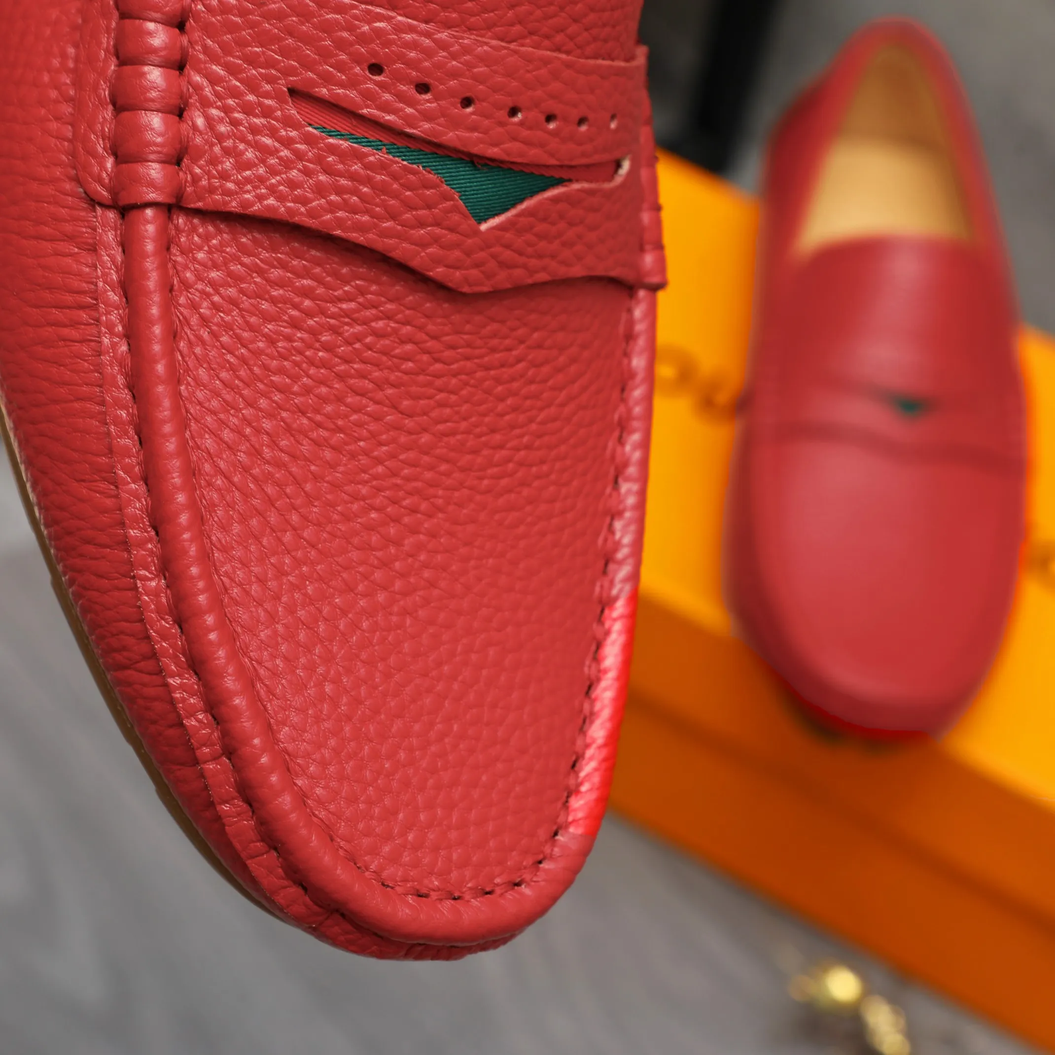 Men's shoes 💰360 Product trademark: LV "Louis Vuitton" casual slip-on men's shoes Regular size: 38-45 Product material: Selected pebbled cowhide upper, pigskin lining, rubber outsole